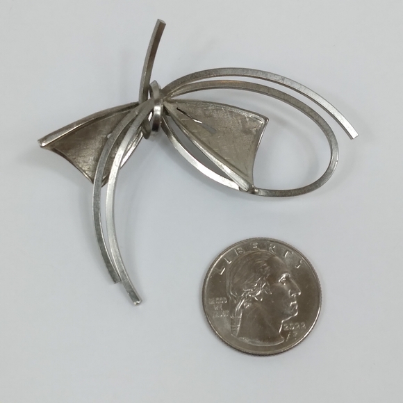 Vintage Bow Swirl Brushed Silver Tone Metal Brooch - Picture 2 of 7